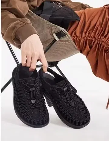 KEEN 23.5cm 블랙 엮음 스포츠 샌들