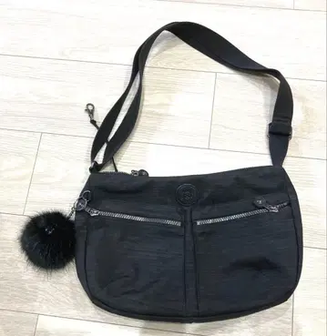 시착만 한 상품 Kipling 블랙 숄더백 엠보싱 로고 사선 가방