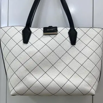 [ 8954 ] GUESS 다이아몬드 패턴 토트백 화이트