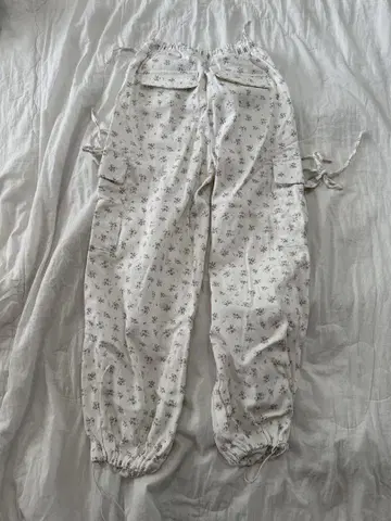 꽃무늬 카고 팬츠 화이트
