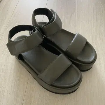 APOM 천연 가죽 패딩 플랫폼 샌들