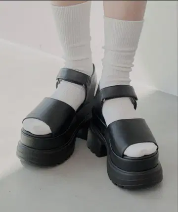 통굽 오픈토 샌들 블랙