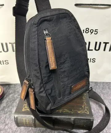 새상품급 Berluti 스크릿 나일론 바디백 원숄더