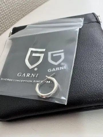GARNI 한쪽 귀걸이