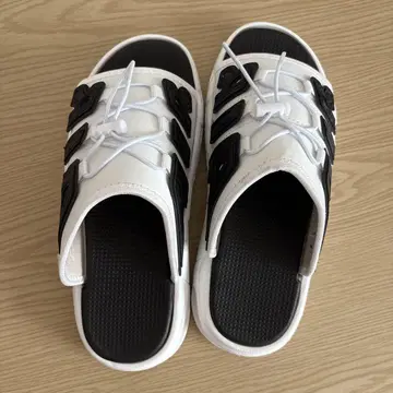 화이트/블랙 AIR 로고 샌들