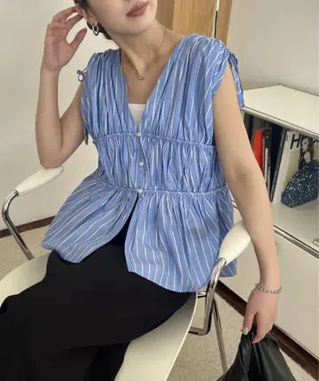 개더 V넥 슬리브리스 셔츠