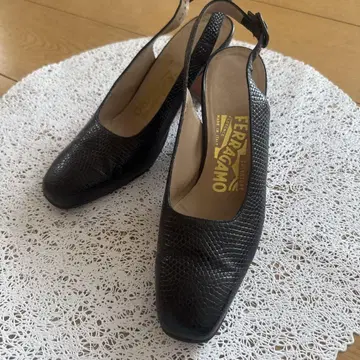 FERRAGAMO 블랙 가죽 슬링백 힐