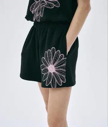 마르디 메크르디 블랙 플라워 숏팬츠