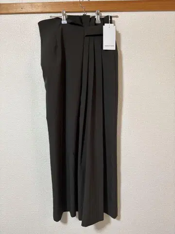 ADAM ET ROPE 플리츠 롱 스커트 다크 그레이