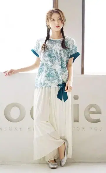 새상품 이자카 매니아 리본 포함 돌먼 티셔츠