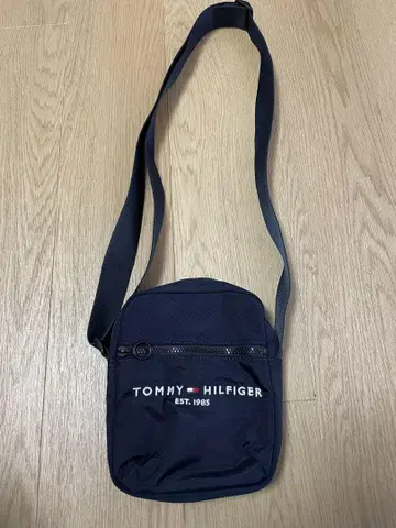 [새상품급] TOMMY HILFIGER 네이비 숄더백