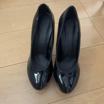 블랙 에나멜 하이힐