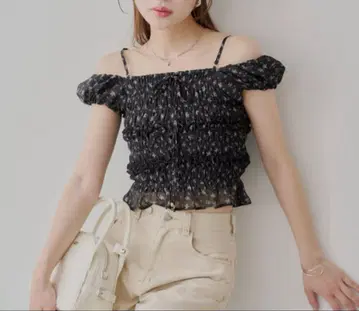 택 포함 새상품 Chico 시어 플라워 셔링 프렌치 블라우스 블랙