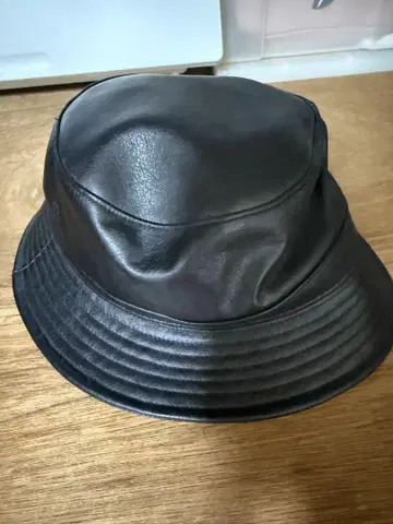 CA4LA 블랙 가죽 버킷햇