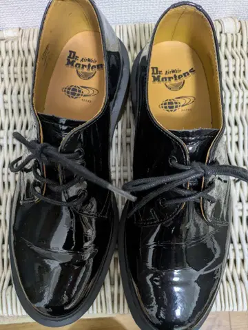 Dr. Martens 블랙 에나멜 드레스 슈즈