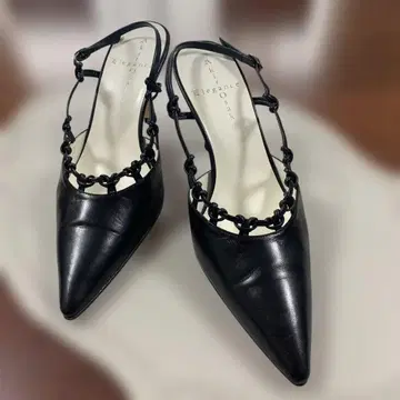 블랙 가죽 슬링백 미디 힐