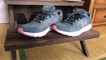 Under Armour CHARGED 러닝화 그레이/핑크