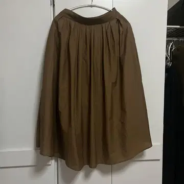 Spick & Span 랜덤 턱 플레어 스커트