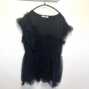 프릴 장식 블랙 반팔 원피스