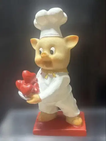 요리사 돼지 피규어 약 15cm 하트를 많이 안고 있습니다^_^