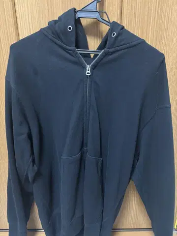 초인기 UNIQLO 블랙 지퍼 후드티