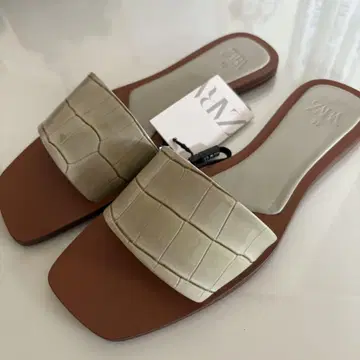 ZARA (자라) 스퀘어 토 플랫 샌들 38