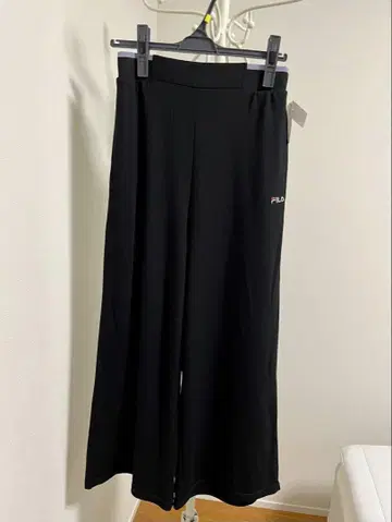 새상품 택 포함 접촉 냉감, 드레이프감 FILA 블랙 와이드 팬츠