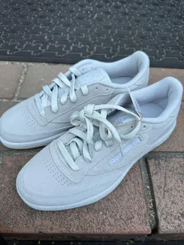 Reebok 그레이 스웨이드 스니커즈