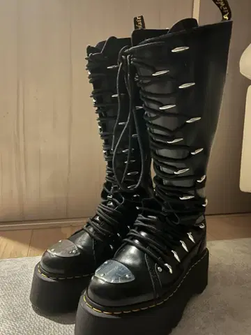 Dr.Martens 20홀 부츠