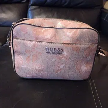 GUESS 핑크 꽃무늬 숄더백