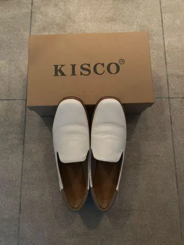 [미사용] KISCO (키스코) 화이트 가죽 오페라 컷 슬립온