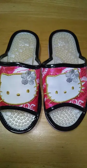 키티 샌들 벗겨짐 있음