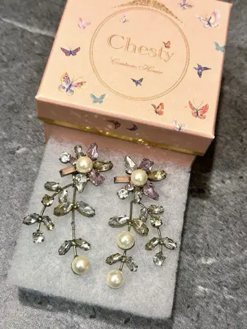 Chesty 꽃 모티브 드롭 귀걸이