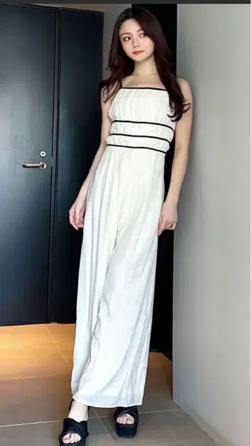 리젝시 화이트 스트랩 올인원