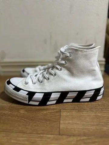 CONVERSE CHUCK TAYLOR ALL STAR OFF WHITE
