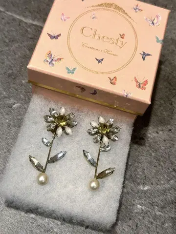 Chesty 꽃 모티브 귀걸이
