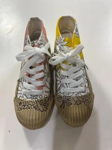 [좌우 비대칭] 꽃무늬 하이컷 스니커즈 손그림 스니커즈 22.5cm