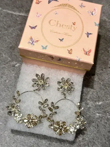 Chesty 플라워 모티브 귀걸이