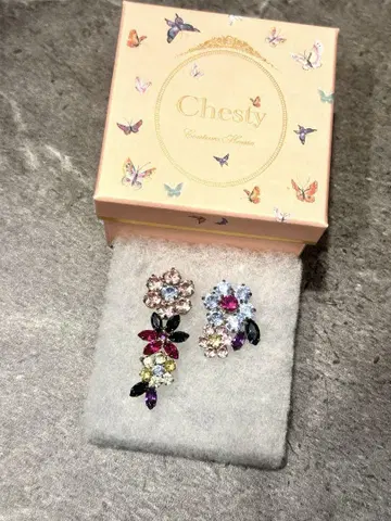 Chesly 꽃 모티브 귀걸이 (양쪽 귀)