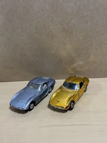 실버와 골드 스포츠카 미니카 세트 2000 GT