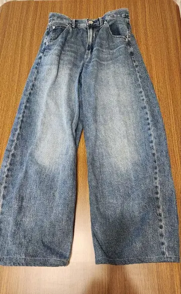 유니클로 배기 커브 청바지 사이즈 23 기장 짧음 (인심 63cm)