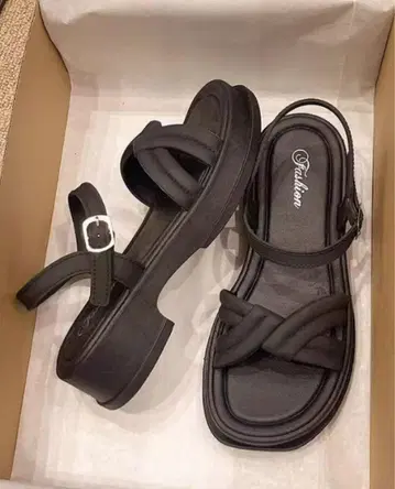 블랙 스트랩 샌들 합성 피혁
