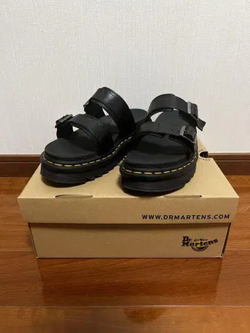 Dr. Martens MYLES 블랙 샌들