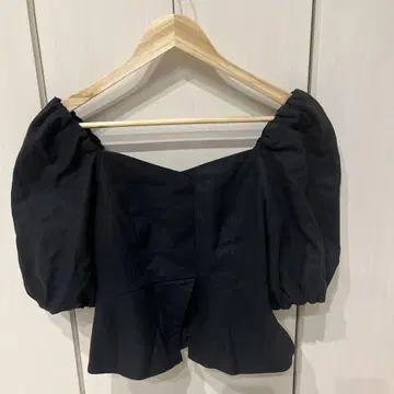 MOUSSY 블랙 퍼프 슬리브 상의