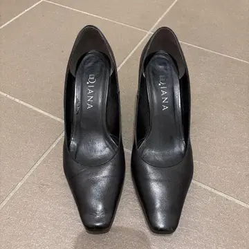 다이애나 블랙 힐 펌프스