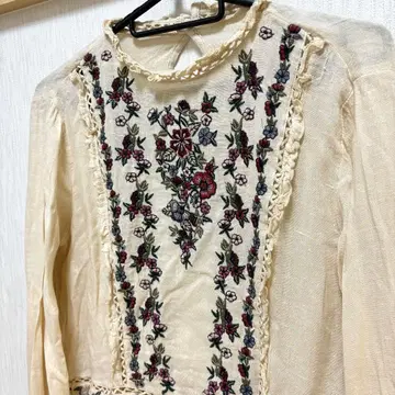 ZARA 아이보리 플라워 자수 꽃무늬 자수 긴팔 M 사이즈