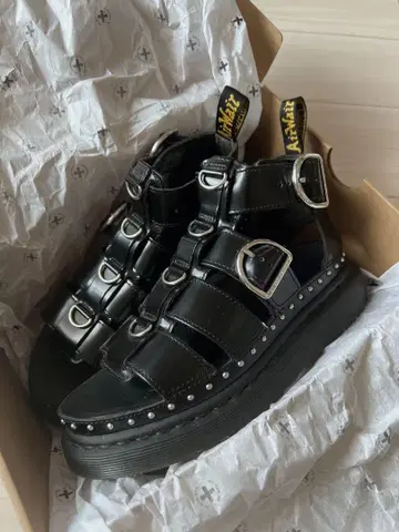 Dr.Martens MACKAYE HARDWARE 샌들