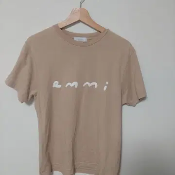 emmi 베이지 로고 티셔츠