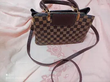 체크 무늬 숄더백
