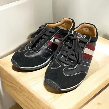정품 발리 캐주얼 가죽 스니커즈 블랙/레드 넉넉한 22.5cm